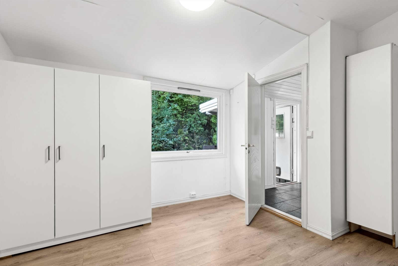 Boligen har totalt 4 soverom i 1.etasje og 2 soverom i underetasjen. Galleribilde