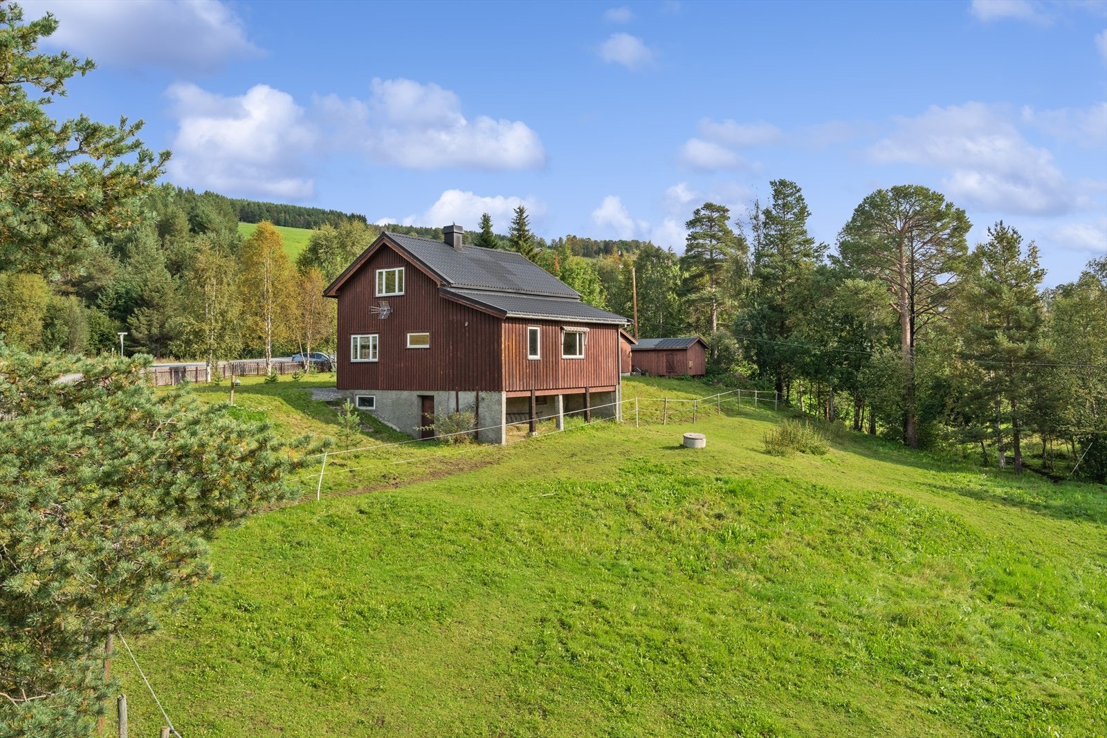 En fint beliggende eiendom på Leirflata i Heidal, ca. 7-8 minutter å kjøre fra Heidal sentrum. Galleribilde
