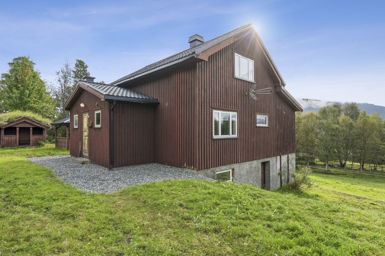Eiendommen ligger på en stor, eiet tomt på ca. 3 575 m². Galleribilde