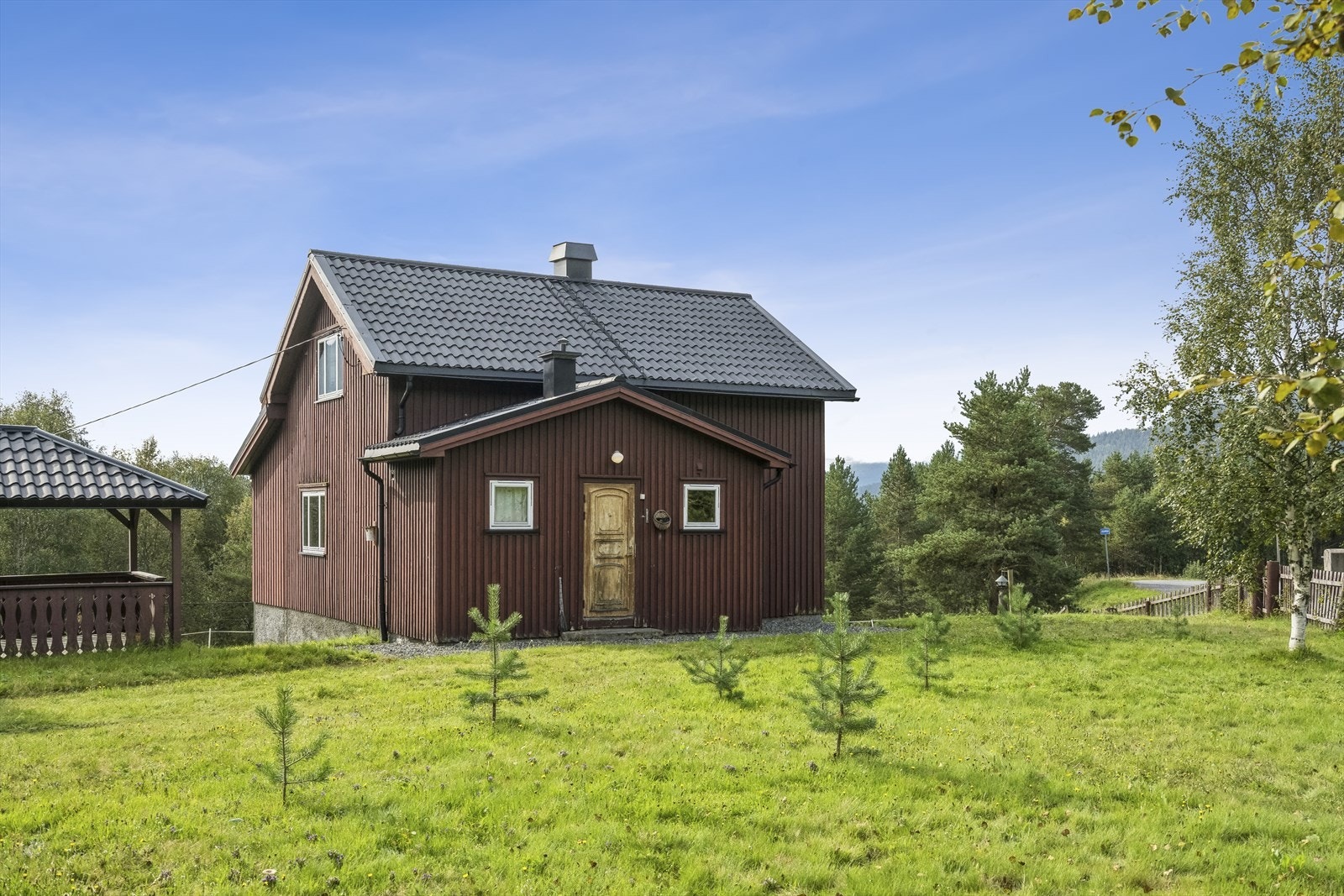 Eiendommen ligger landlig og fint til, og det tar ca. 8 minutter å kjøre til Heidal sentrum. Galleribilde