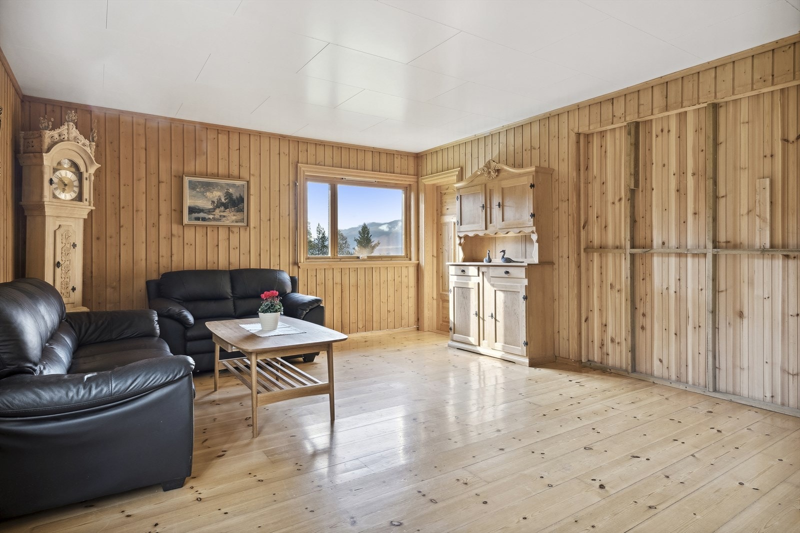 Boligen består av 3 soverom, bad, kjøkken, entre, stue, kjellerstue, hobbyrom og vaskerom. Galleribilde