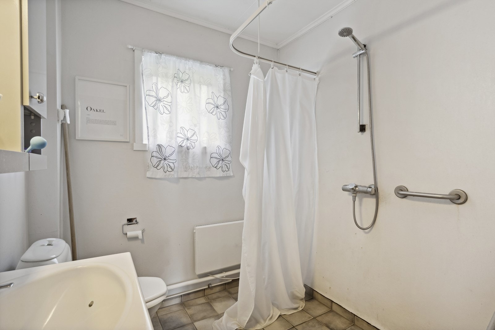 Bad med våtromstapet på vegger og plater i himling. Våtrommet må oppgraderes for å tåle normal bruk etter dagens krav. Galleribilde