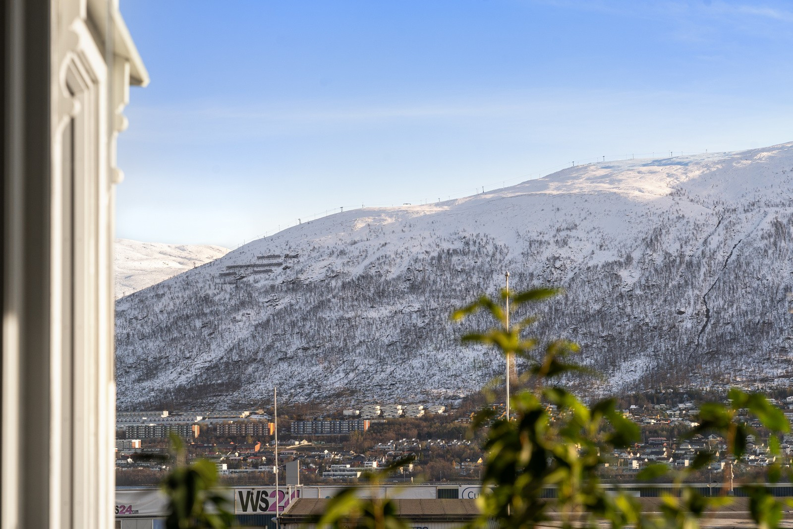 Flott utsikt fra stue, spisestue loftstue og fra verandaen.