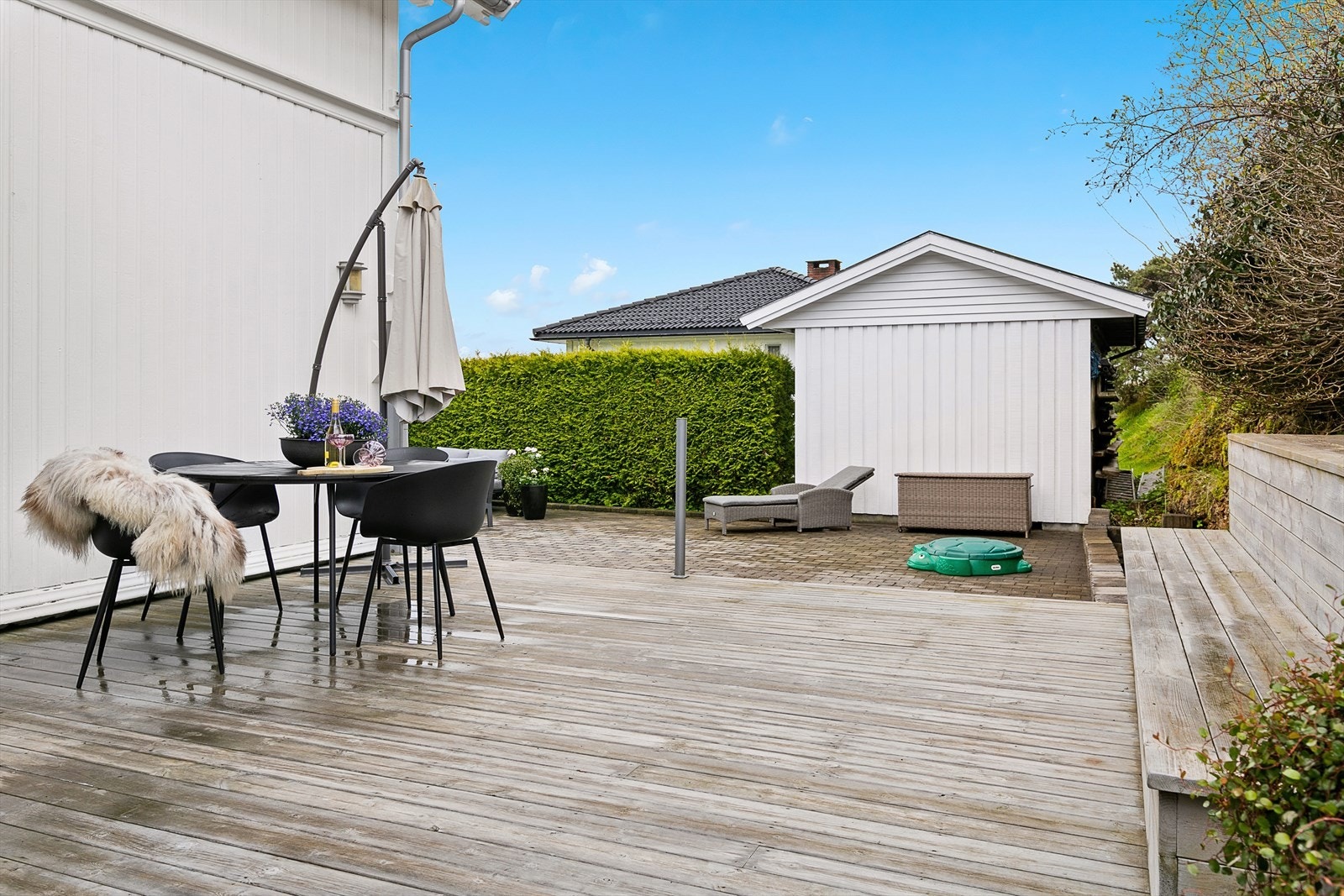 Ute er det plass til flere sittegrupper, samt grill-krok Galleribilde