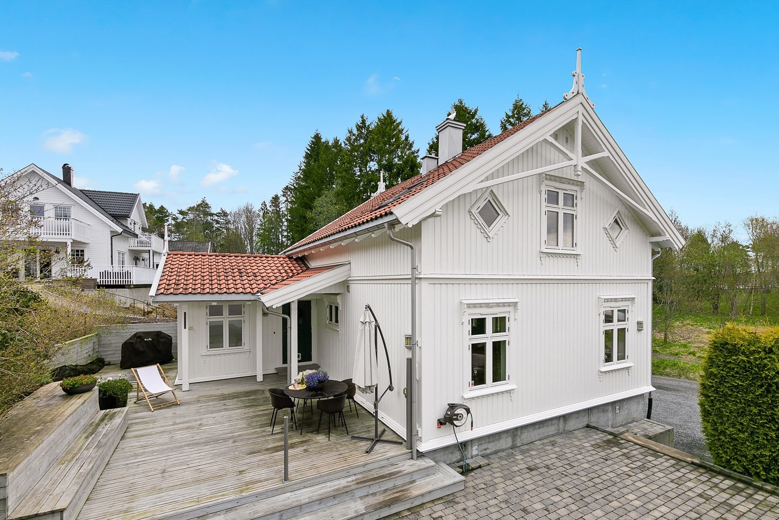 Pen enebolig med en godt gjennomtenkt og flott opparbeidet uteplass Galleribilde