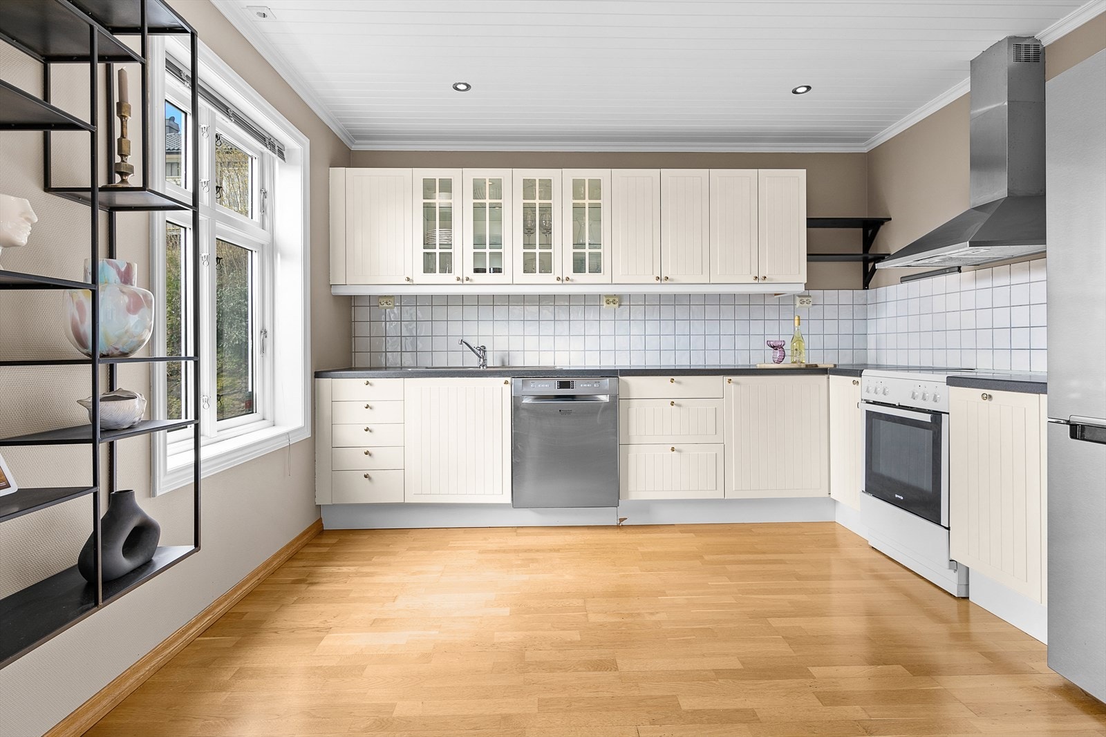 Innredning fra IKEA med hvite, folierte, MDF-fronter på skuffer og skapdører Galleribilde