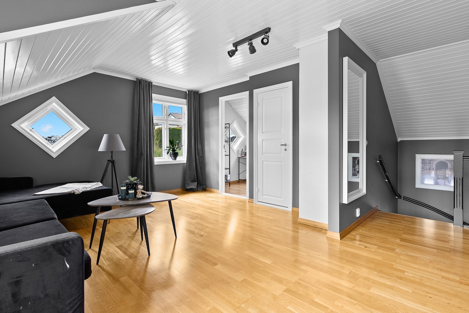 Det er to soverom, toalettrom og utgang til balkong i 2. etasje Galleribilde