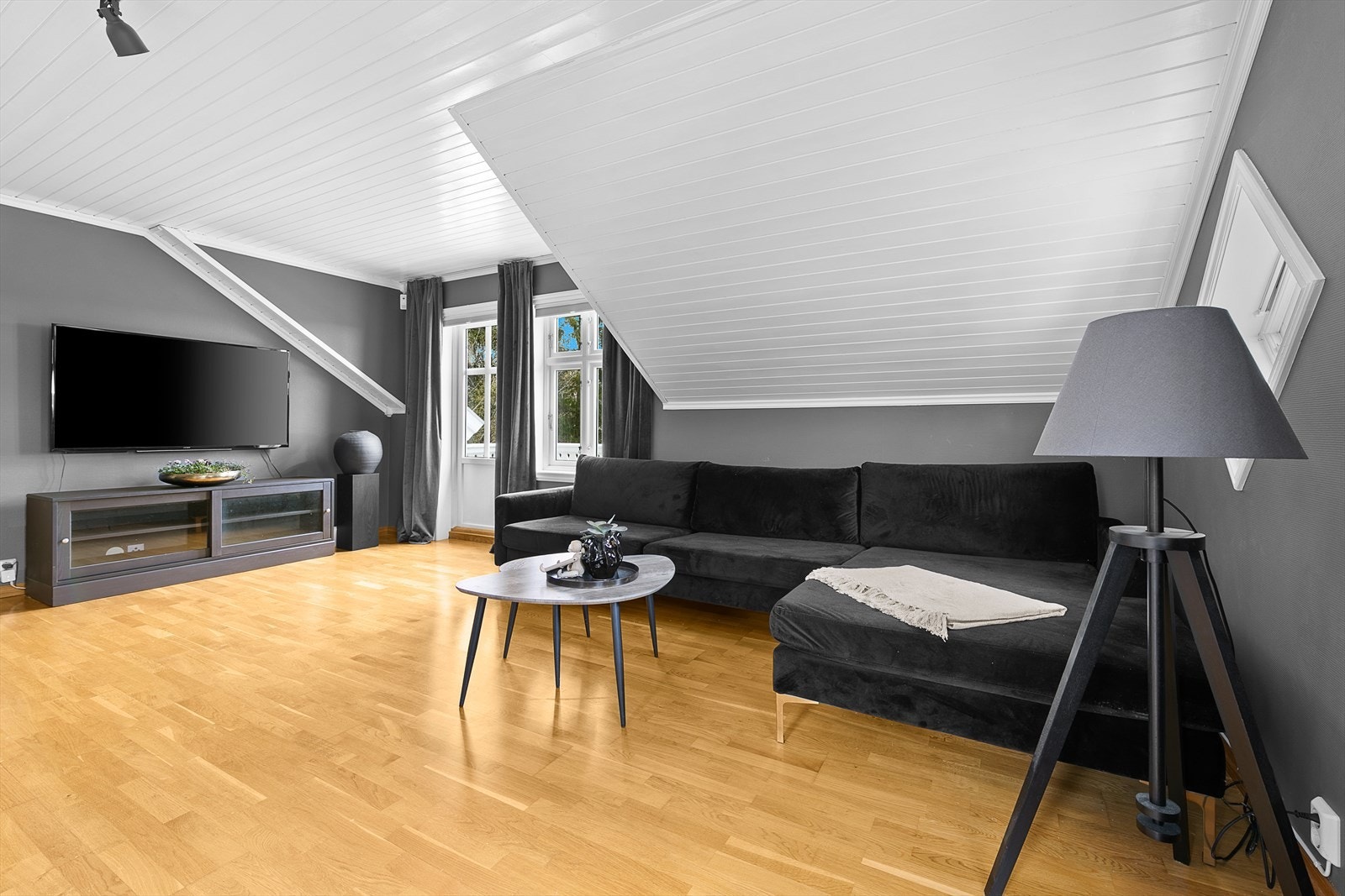 I andre etasje er det etablert en koselig loftstue Galleribilde