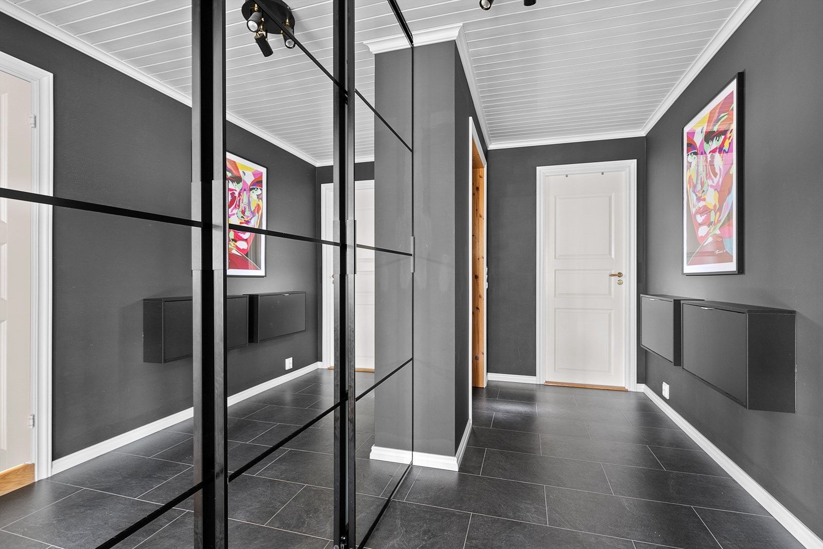 I gang er det godt med oppbevaringsplass til sko og yttertøy i skyvedørsgarderobe Galleribilde