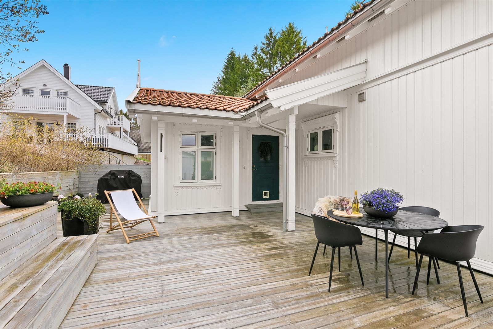 På terrassen er det god plass til å møblere i flere soner Galleribilde