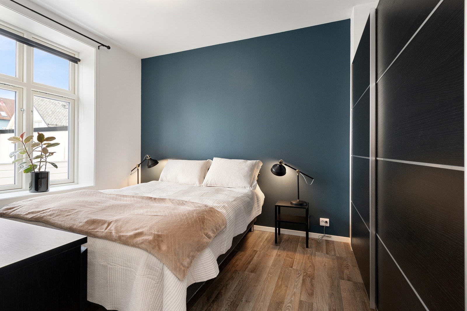 Hovedsoverom med skyvedørsgarderobe Galleribilde