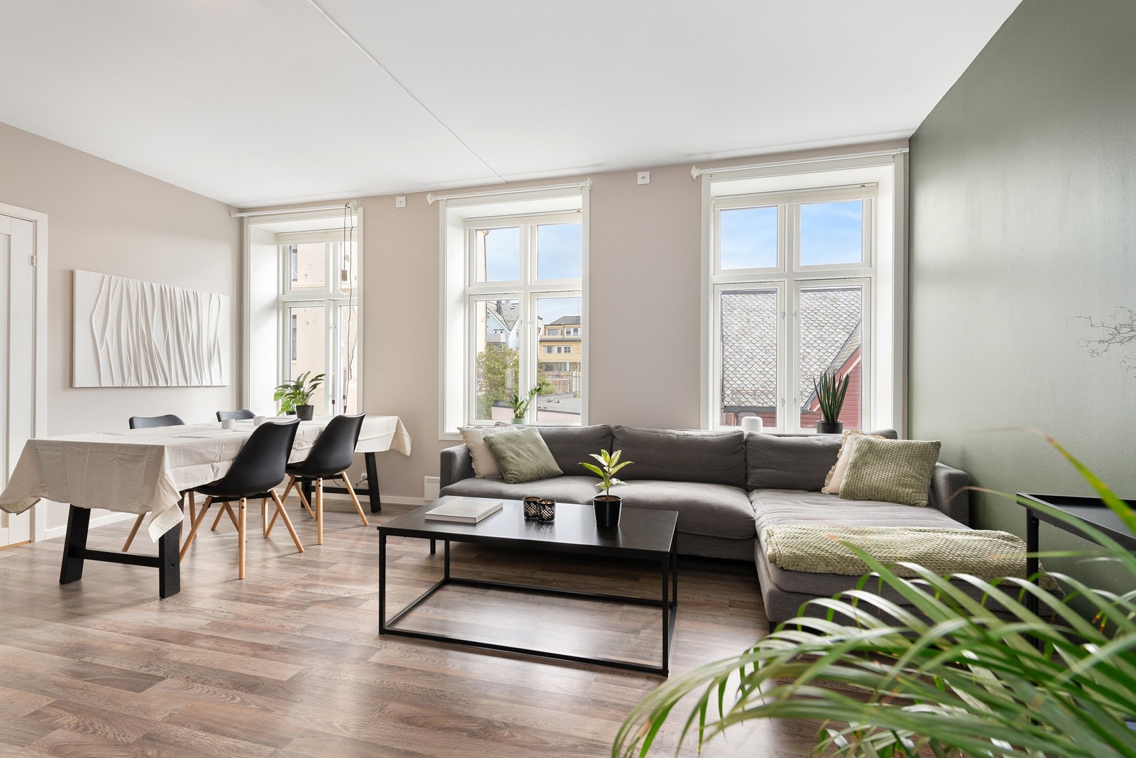 Krogsveen Sunnmøre v/Daglig leder/Eiendomsmegler Preben Willmann har gleden av å presentere en tiltalende og moderne 3-roms eierleilighet med kort vei til bysentrum. Leiligheten og eiendommen ble renovert i 2014/2015 Galleribilde
