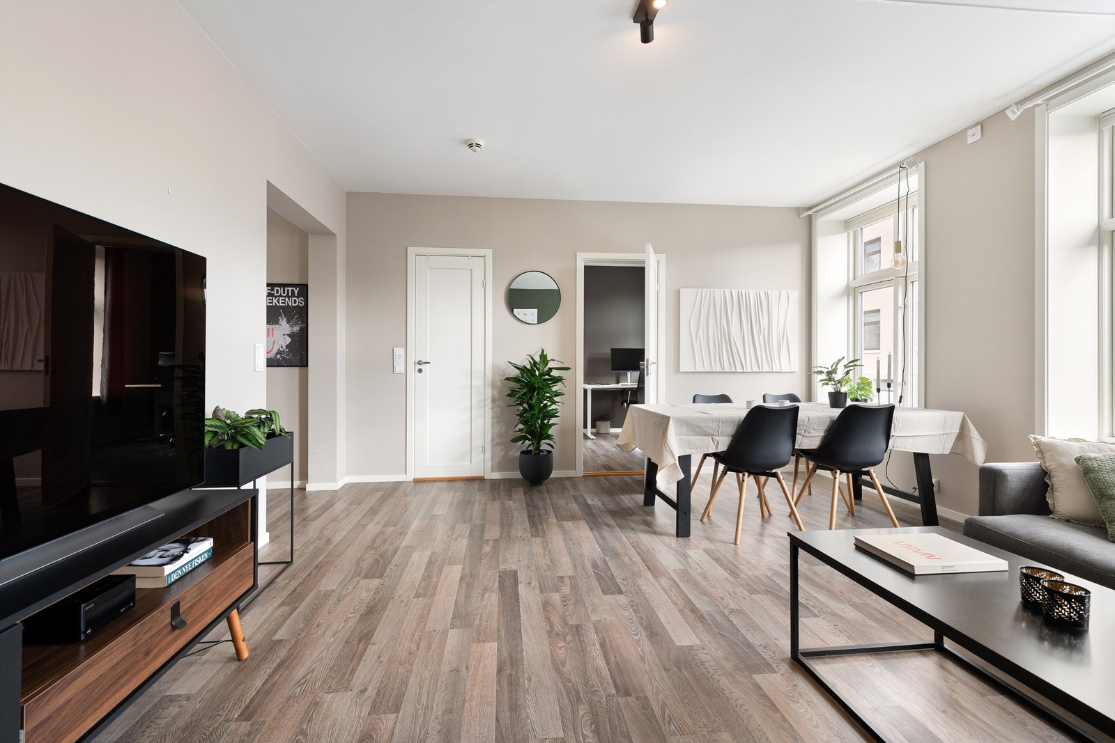 Stuen har god plass til både sofagruppe og spisestue Galleribilde