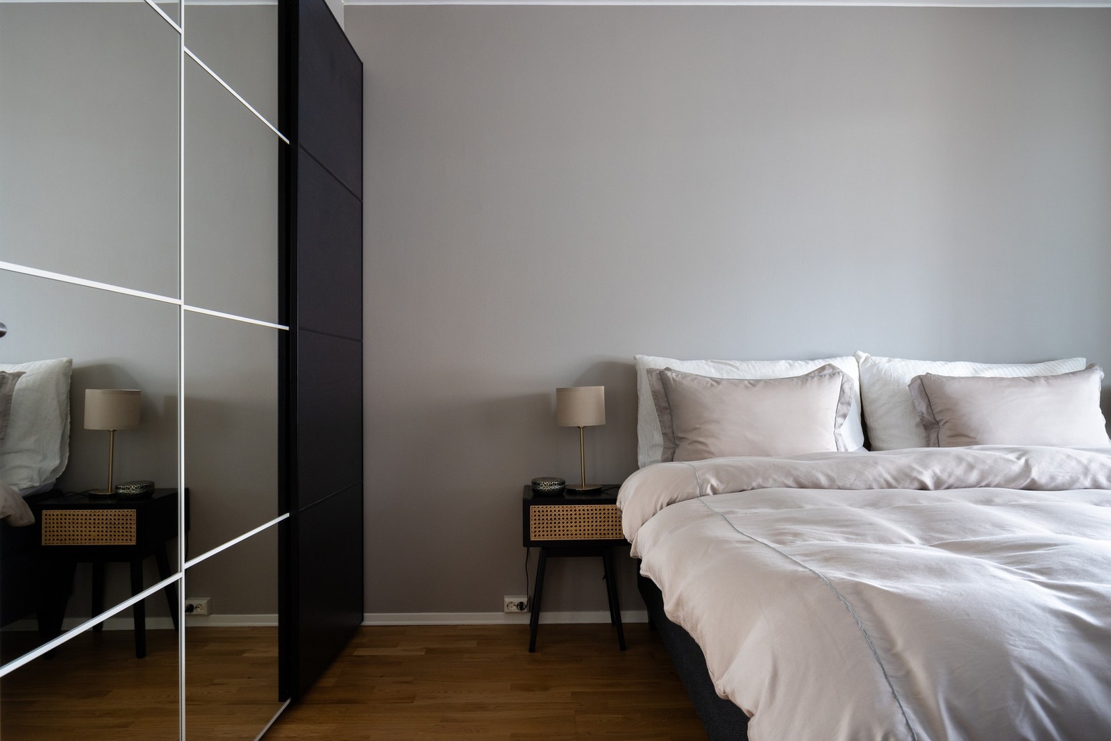 Det er godt med lagringsplass i skyvedørsgarderobe. Galleribilde