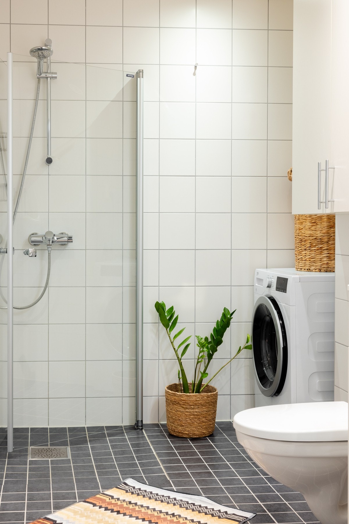 Videre er det dusjhjørne med svingbare dører som frigjør plass på gulv. Galleribilde