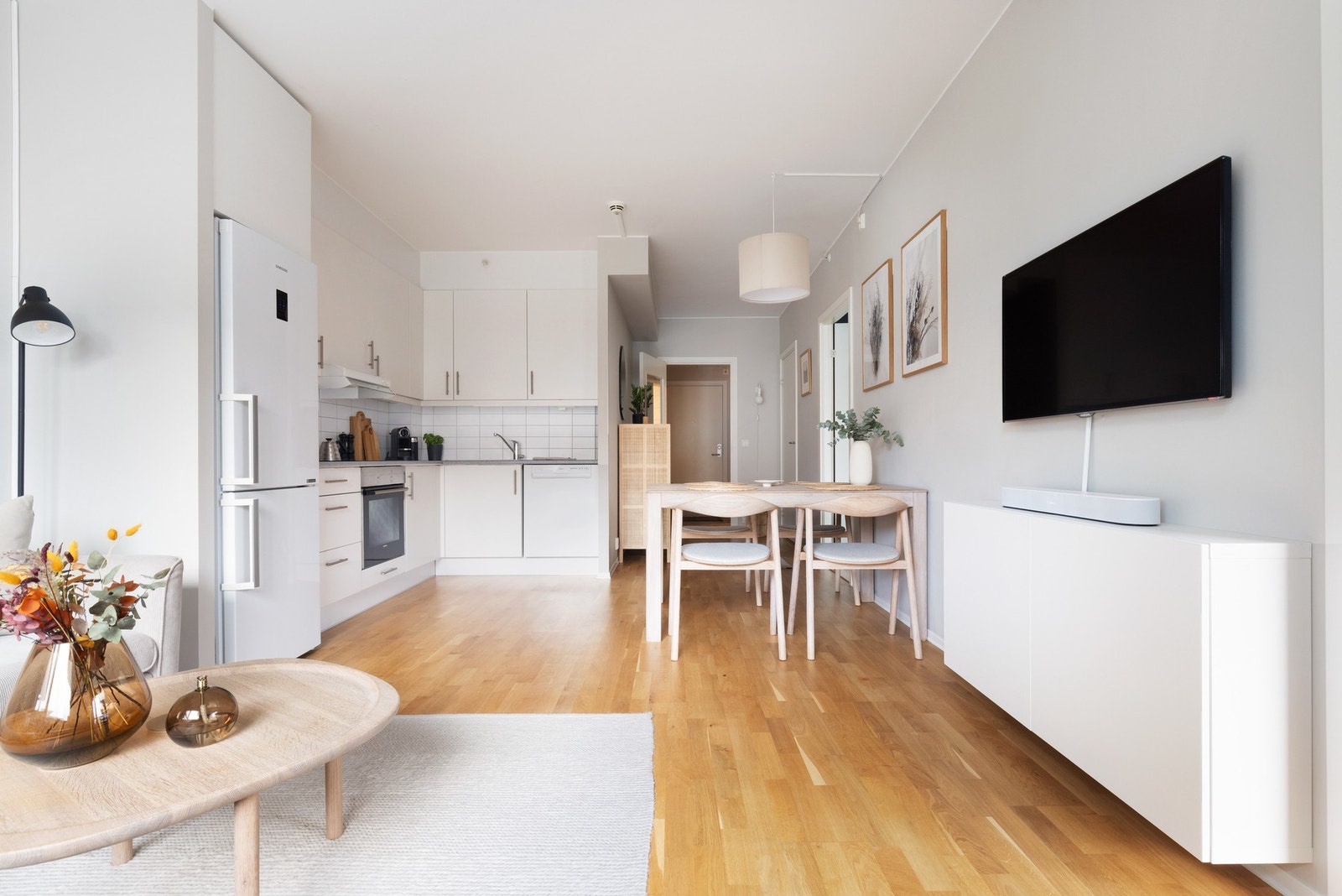 Stue og kjøkken er i åpen løsning, noe som gir et luftig og sosialt allrom. Galleribilde