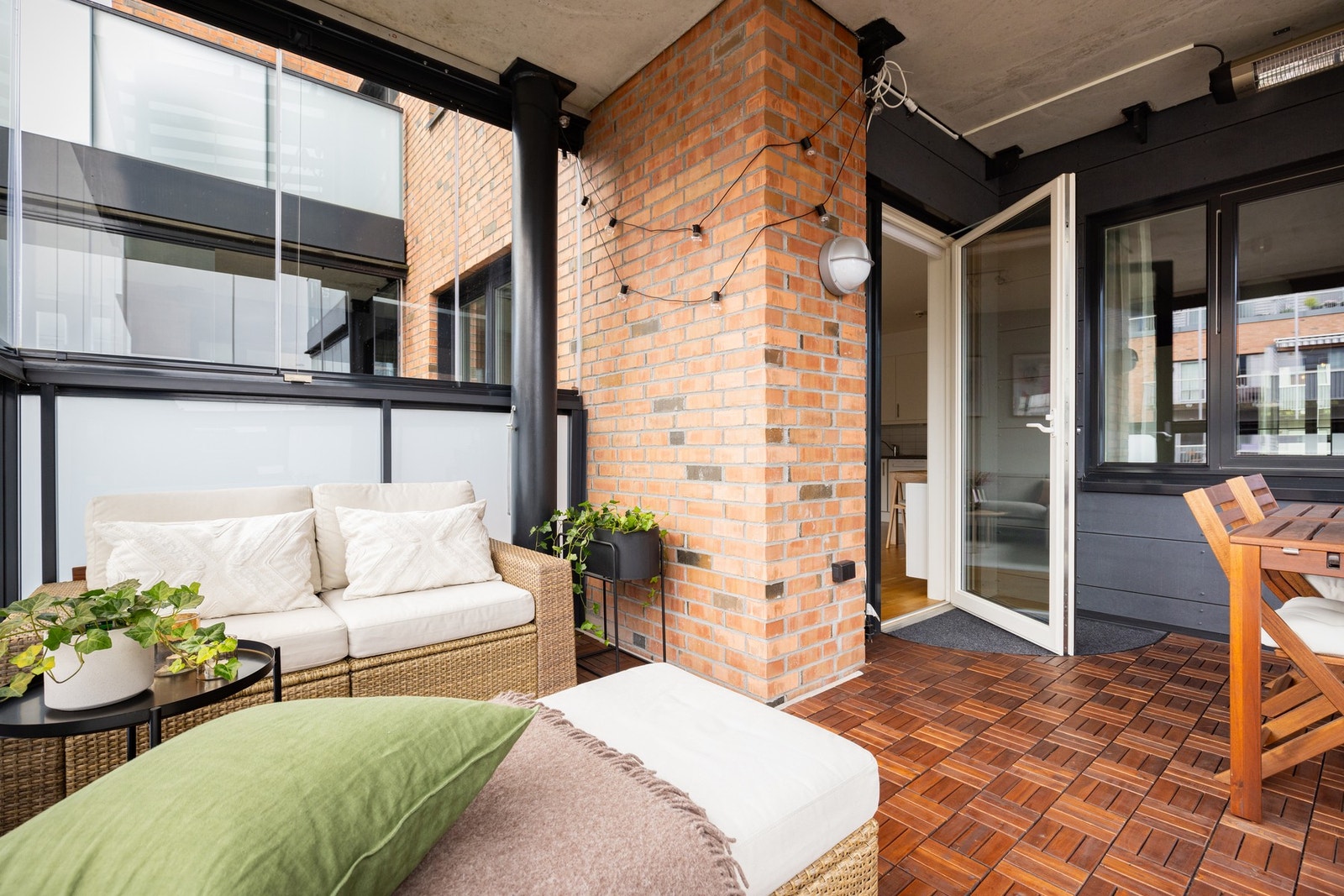 Balkongen er nordvestvendt og gir med det gode solforhold på sommerstid med sol fra ca. 17:00 til 21:30. Galleribilde