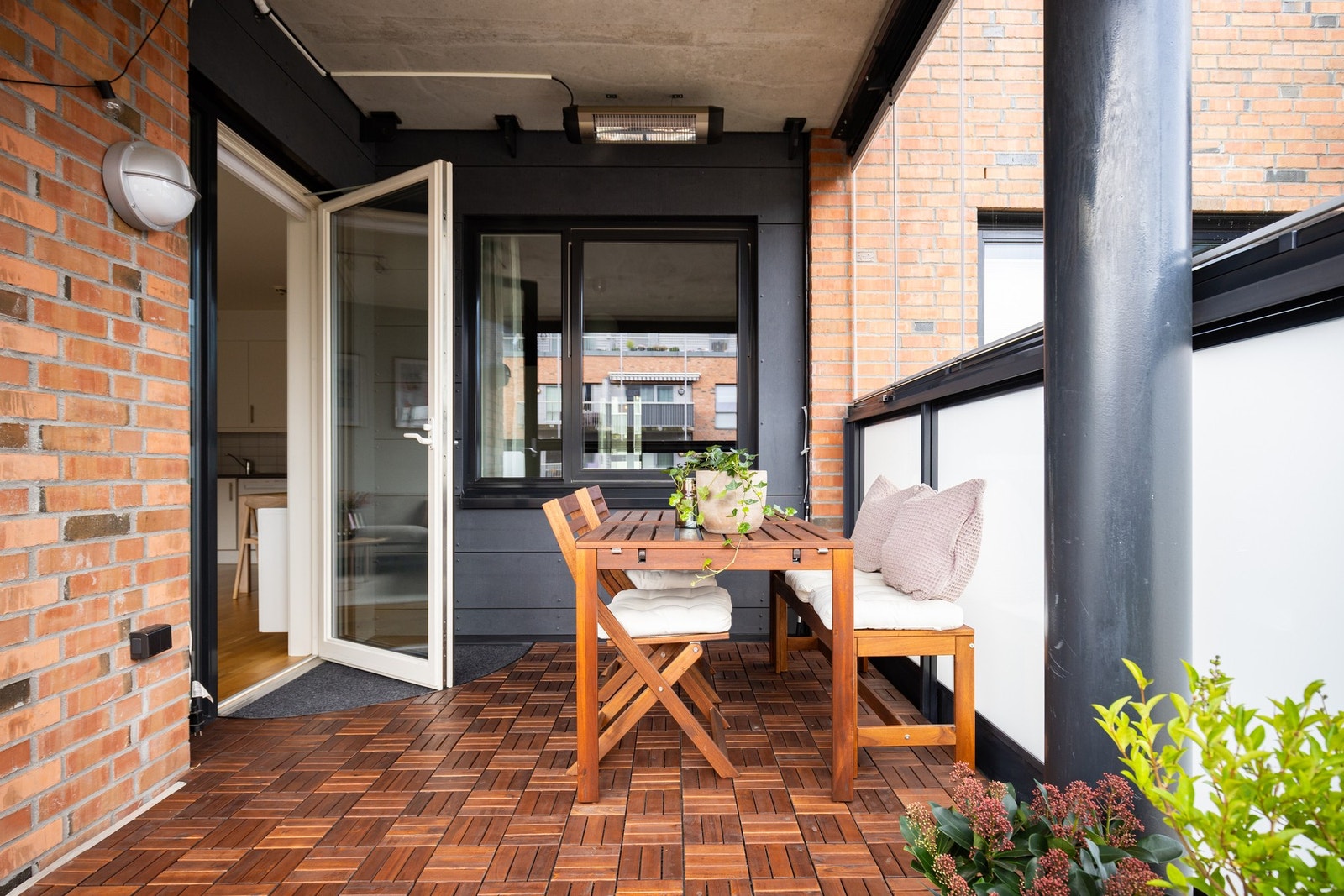 Innglassingen kombinert med varmelampen gjør at du får en forlengelse av stuen hvor man kan nyte lange dager på balkongen uansett årstid. Galleribilde