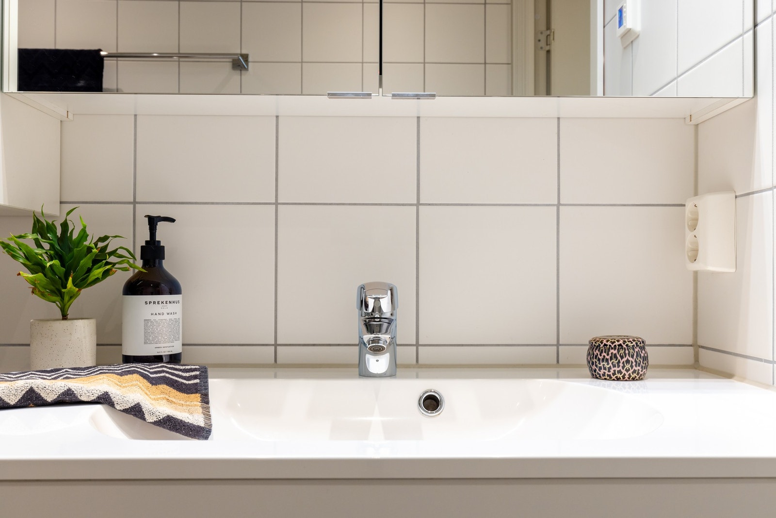 Innredningen består av servant på underskap, flere overskap og speil. Galleribilde