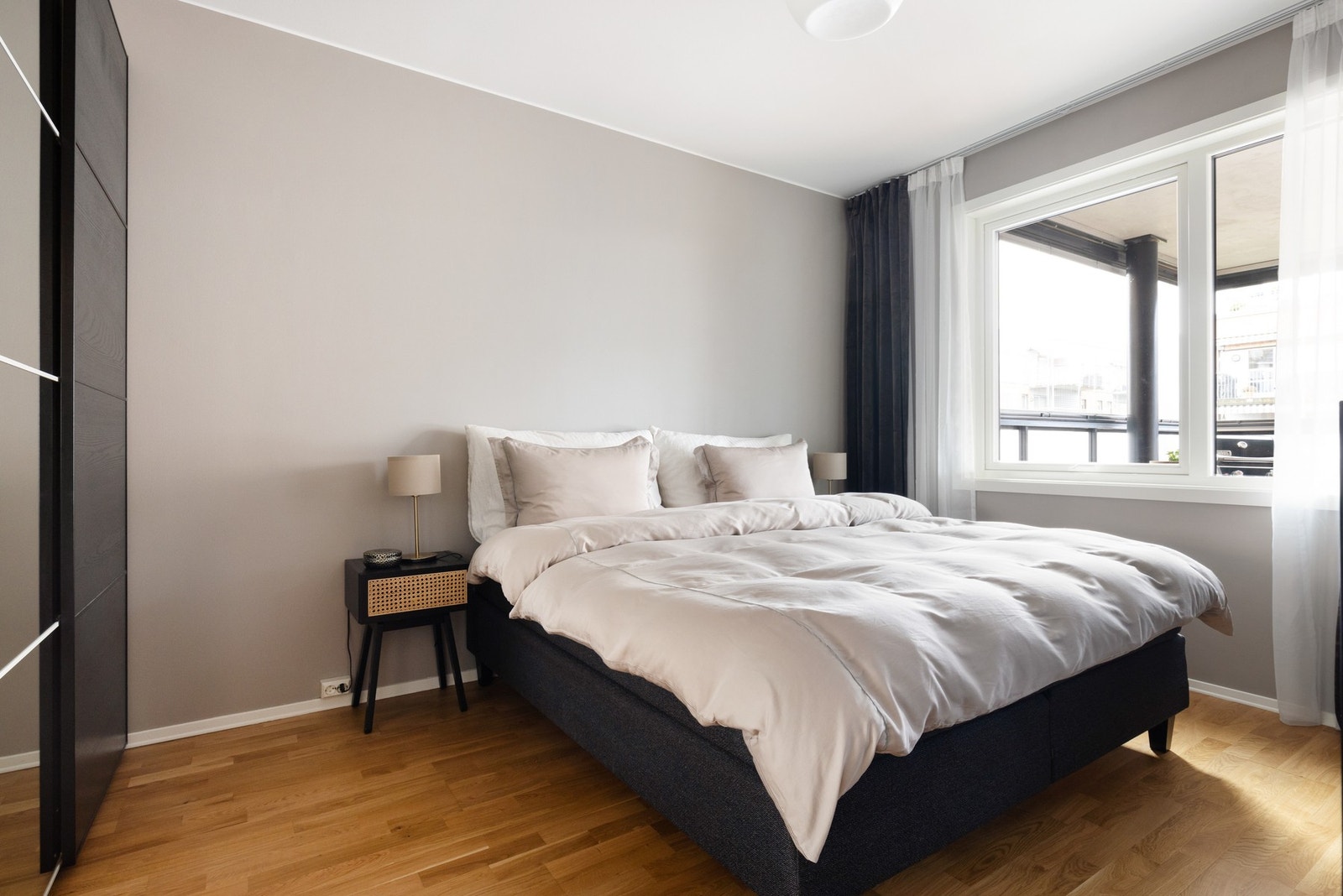 Leiligheten har et romslig soverom med plass for dobbeltseng, nattbord og kommode. Galleribilde