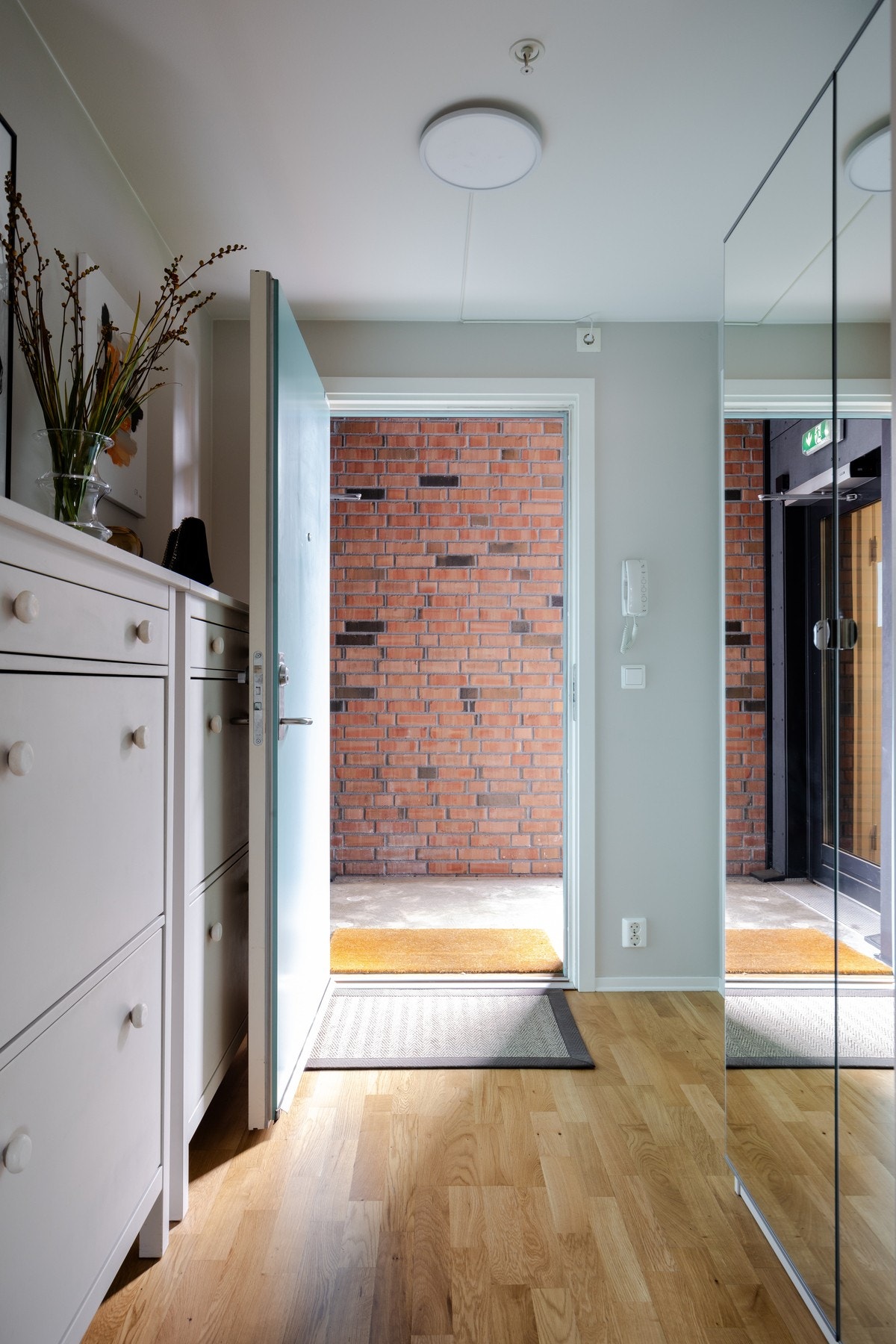 Velkommen inn! Det er heisadkomst til etasjeplan. Galleribilde