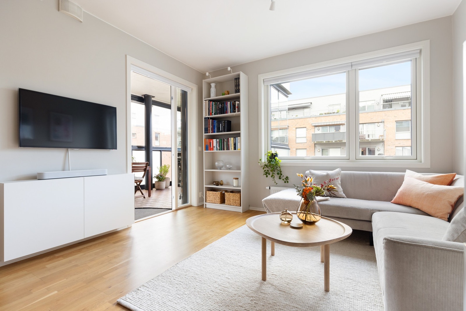 Boligen holder en gjennomgående høy standard og fremstår lys og luftig med god takhøyde (2,62 m) samt store vindusflater. Galleribilde