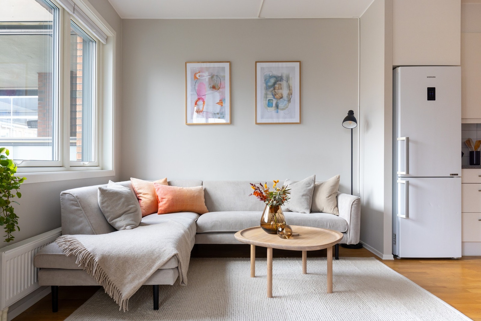 Oppholdsrommet er malt i lyse fargevalg og har parkett på gulv - noe som er gjennomgående for hele boligen med unntak av bad. Galleribilde