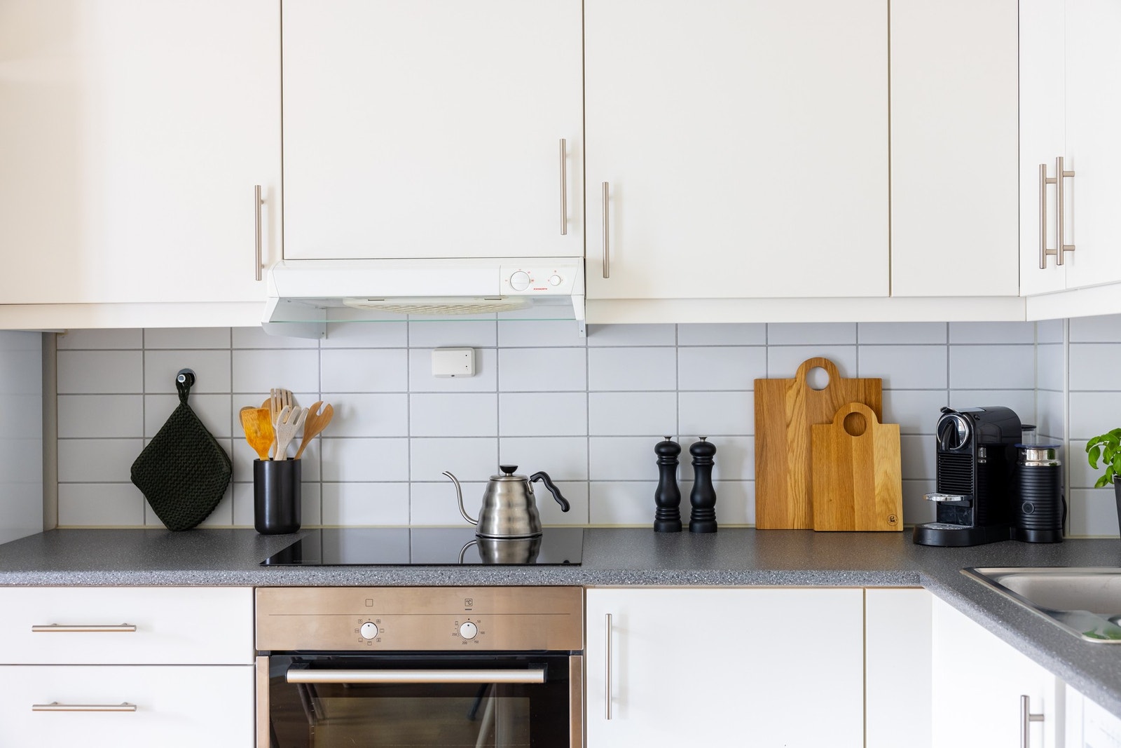 Over benk er det lagt fliser, i tillegg til at det er benkeskapsbelysning og stikkontakter under skapene. Galleribilde