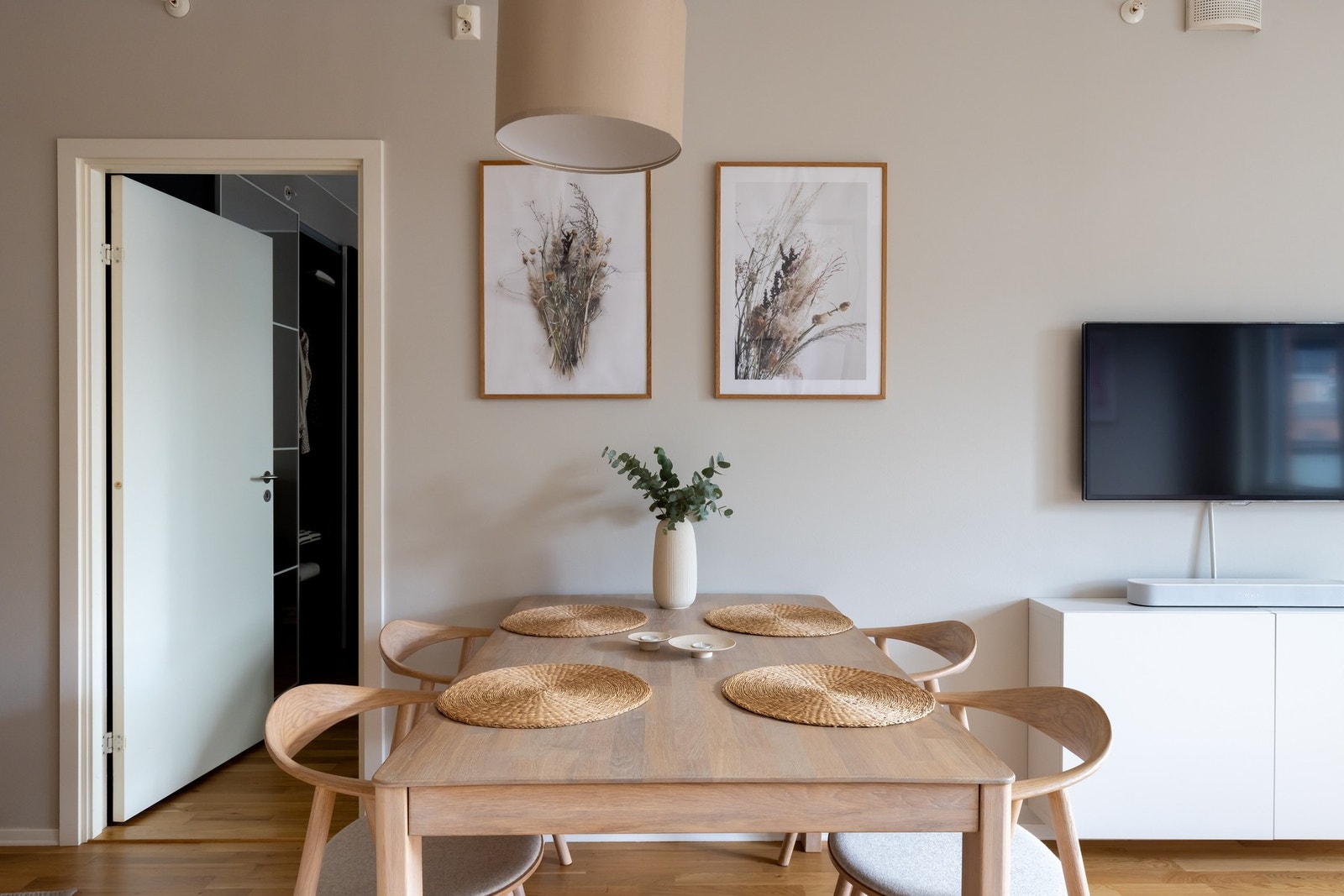 Inviter venner og familie til hyggelige sammenkomster. Galleribilde