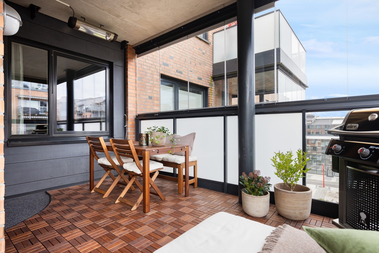 God plass til flere møbleringssoner, grill og beplantning. Galleribilde