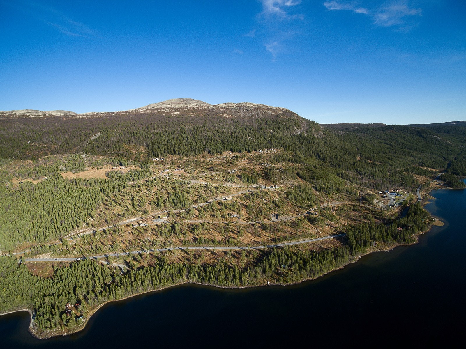 Tomtene har opparbeidet vei til tomtegrensen, tilknytningspunkt for vann, avløp og strøm, i tillegg til båtfeste ved Espedalsvatnet. Galleribilde