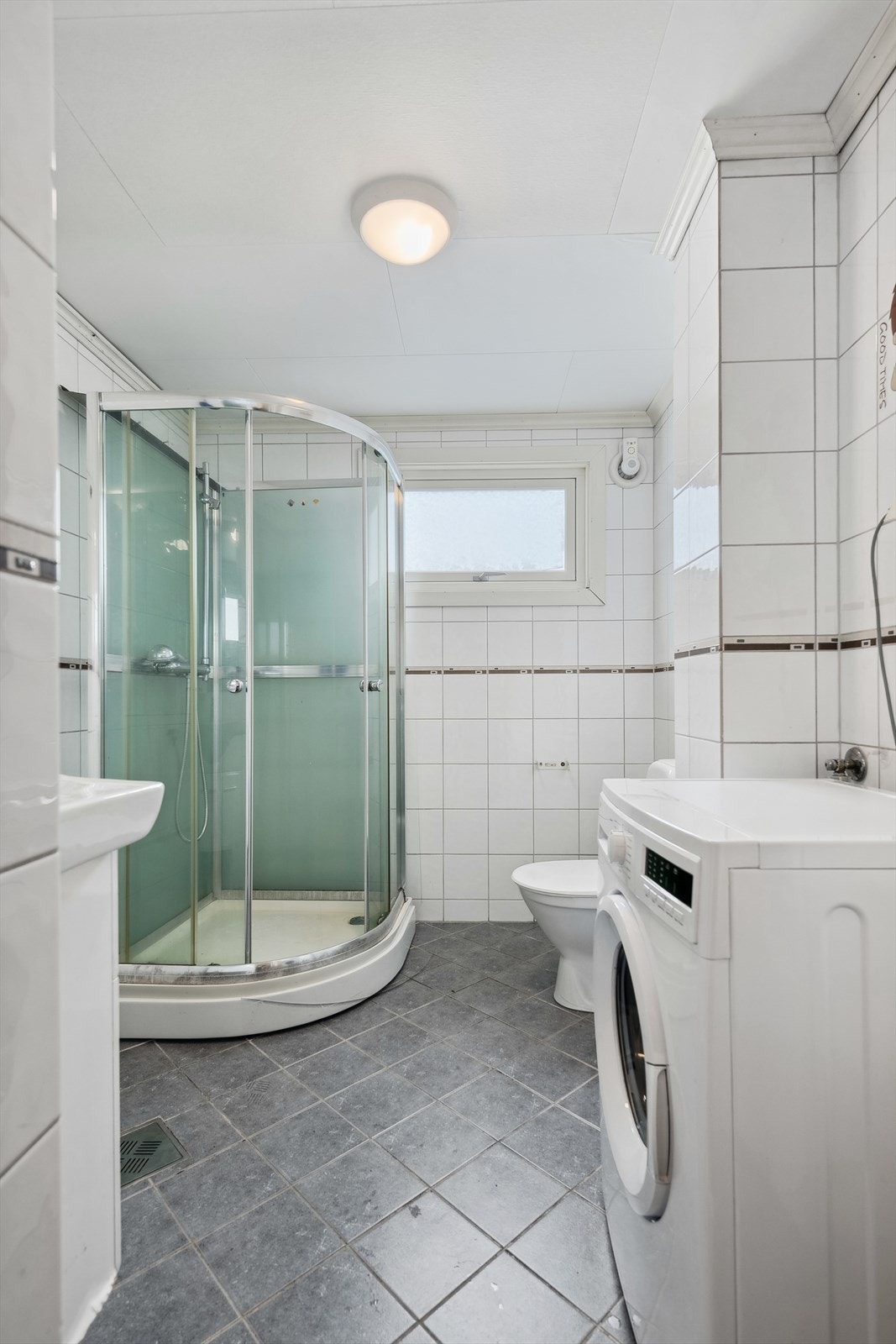Bad i 1. etasje med opplegg for vaskemaskin. Galleribilde