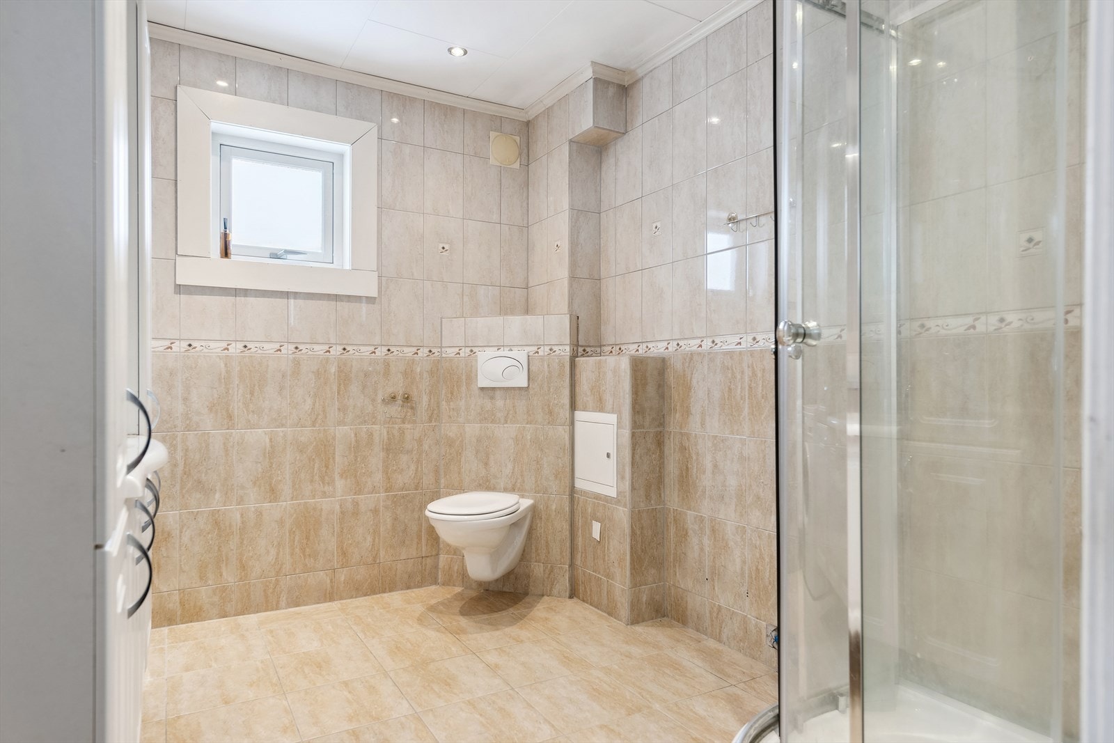 Badet i 2. etasje har vegghengt toalett. Galleribilde
