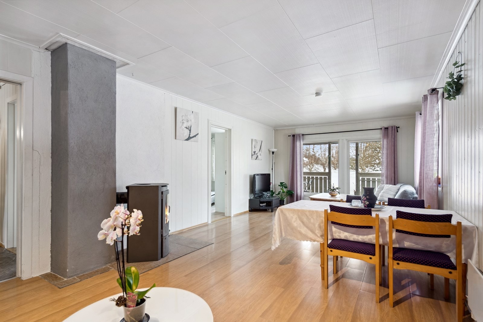 Stuen i 1. etasje fremstår i et lyst fargevalg. Galleribilde