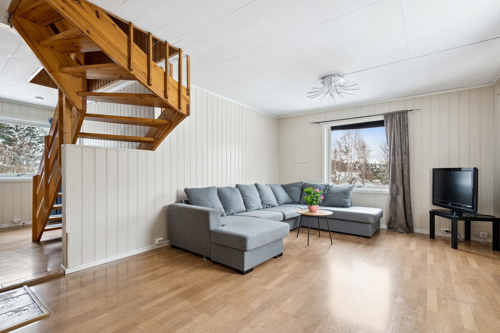 Stue i 2. etasje med trapp til loftsetasjen. Galleribilde