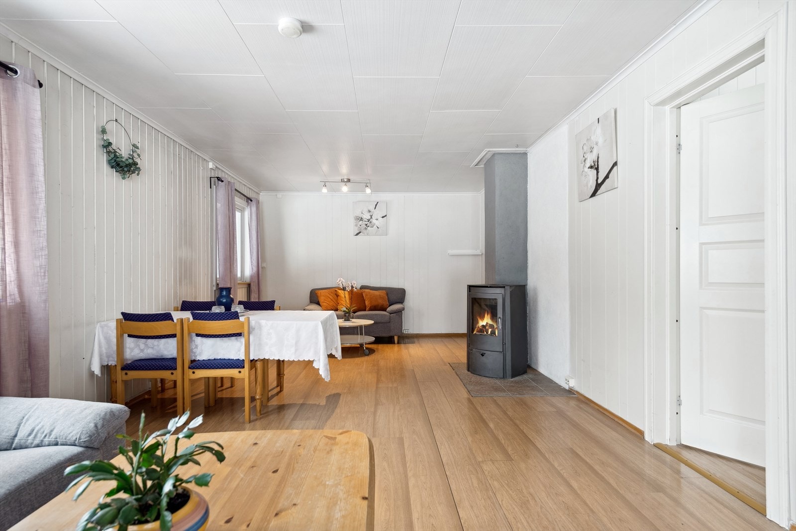 Lun og god atmosfære med vedfyring. Galleribilde