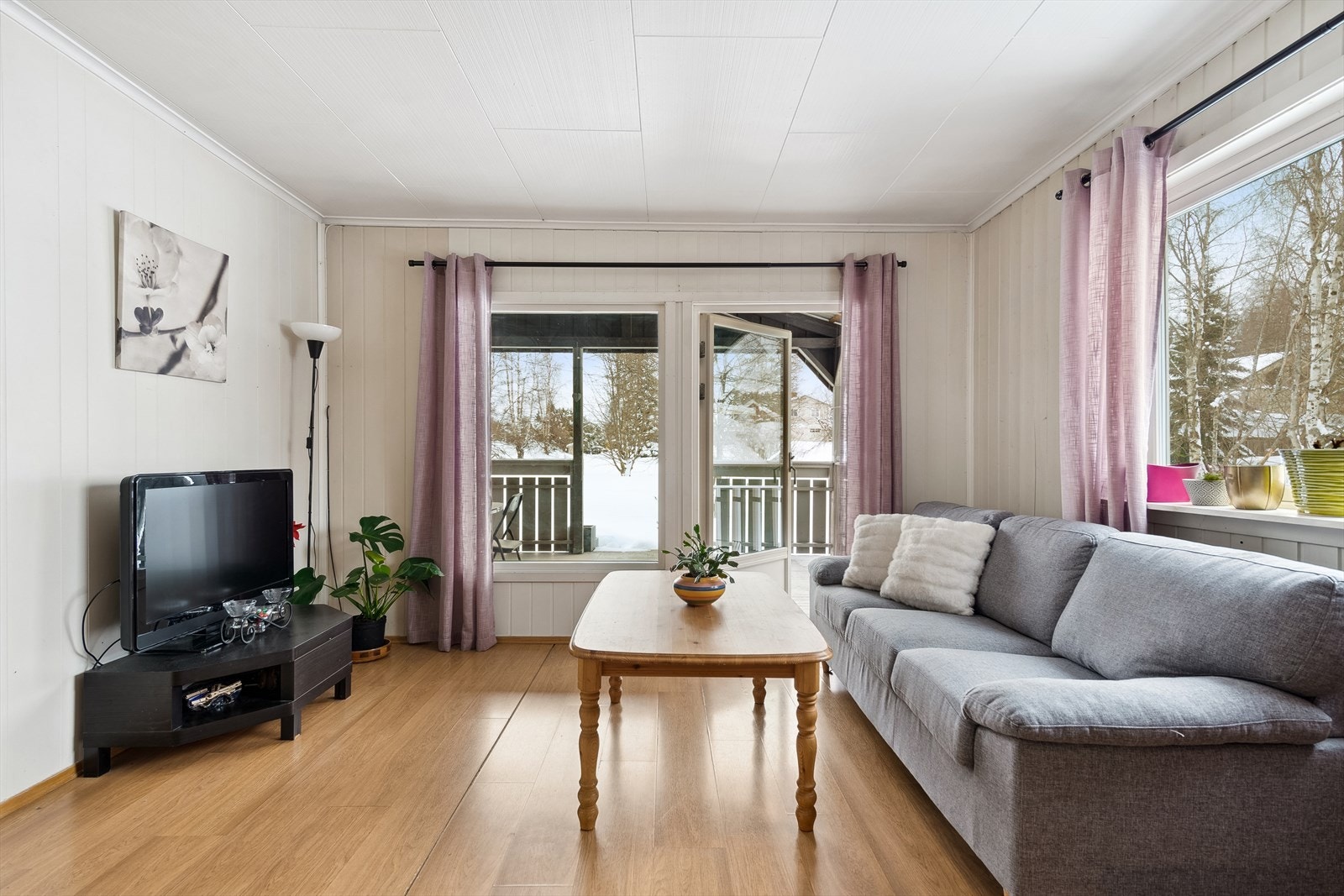 Stue med utgang til overbygget terrasse. Galleribilde