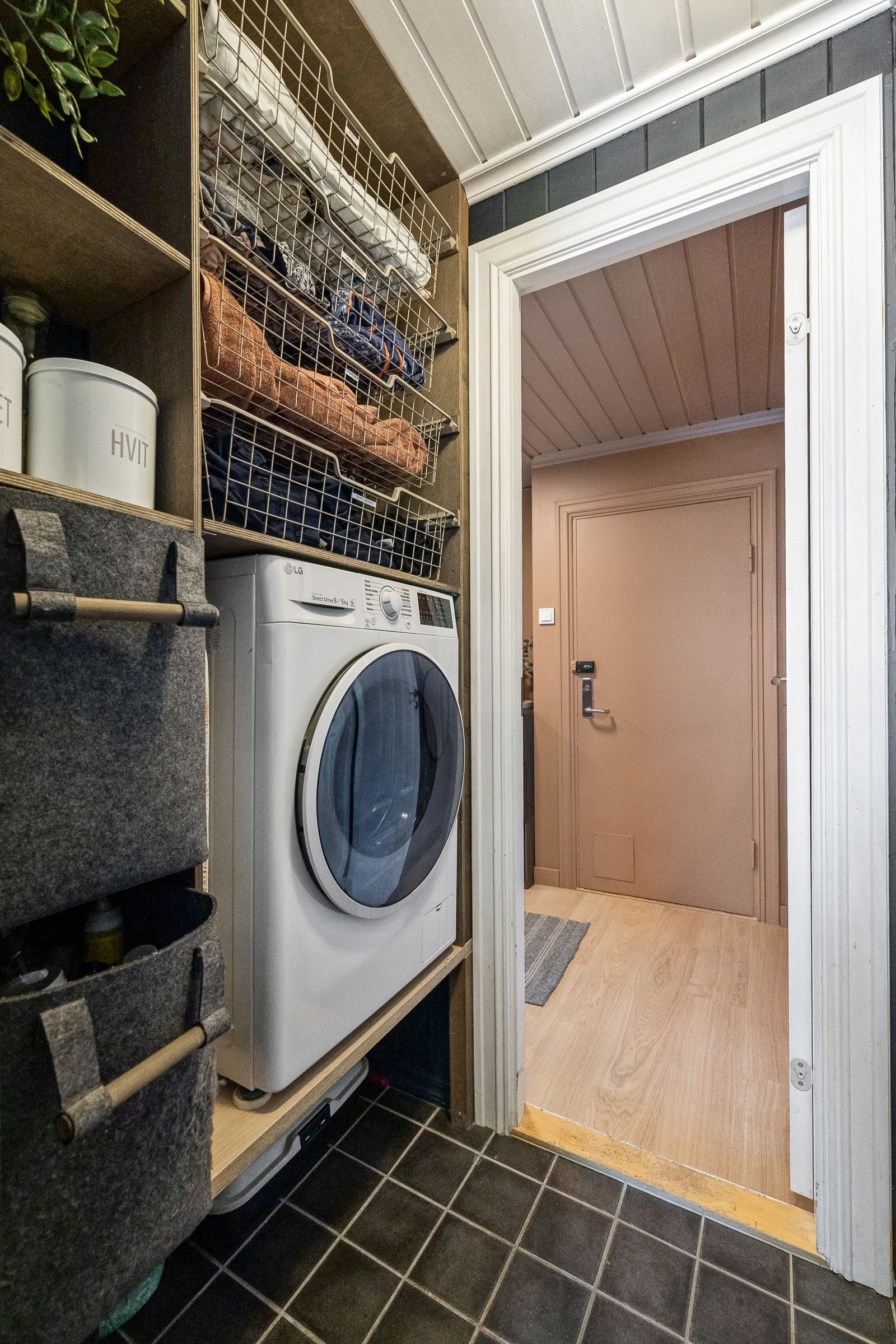 Praktisk innredet vaskeroms vegg. Galleribilde