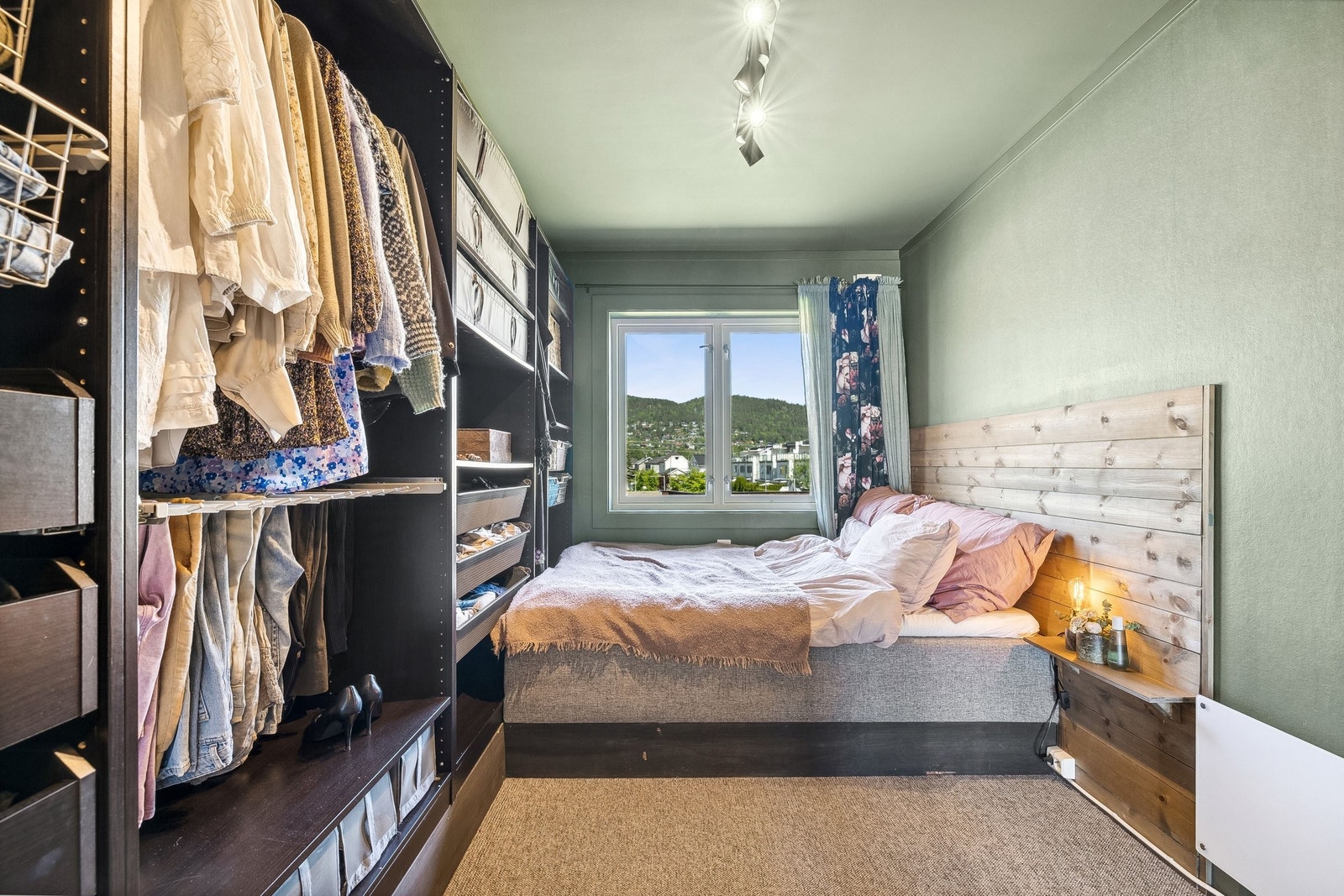 Lunt soverom 1 med masse garderobe plass. Føl roen med grønne vegger og tak og sett føttene på gulvteppe om morgenen. Galleribilde