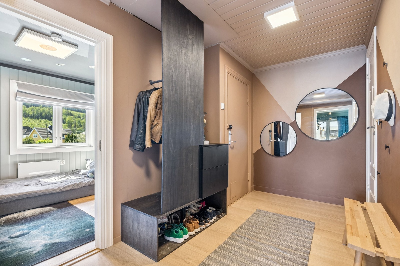 Ønsk velkommen til et fargeglad hjem. Plassbygget HTH garderobe løsning. Galleribilde