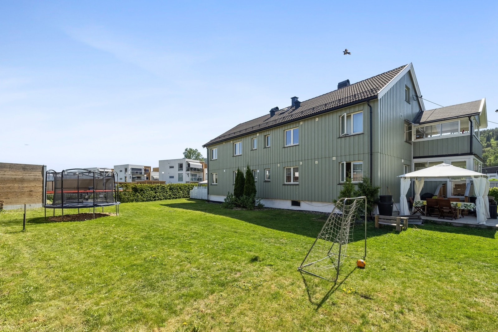 Stor disponibel hage med trampoline. Galleribilde