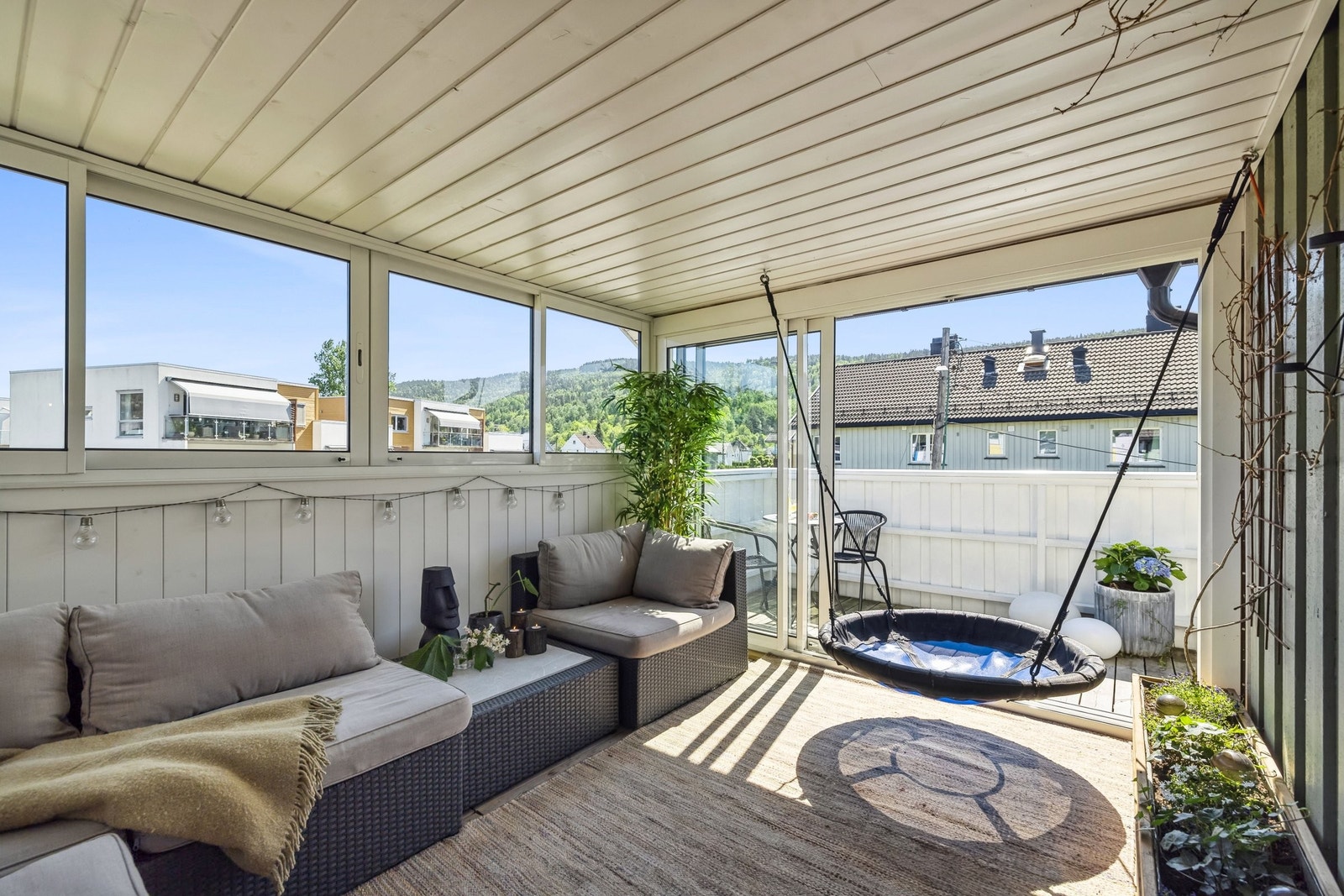 Fall til ro ute på den innglassete veranda. Galleribilde