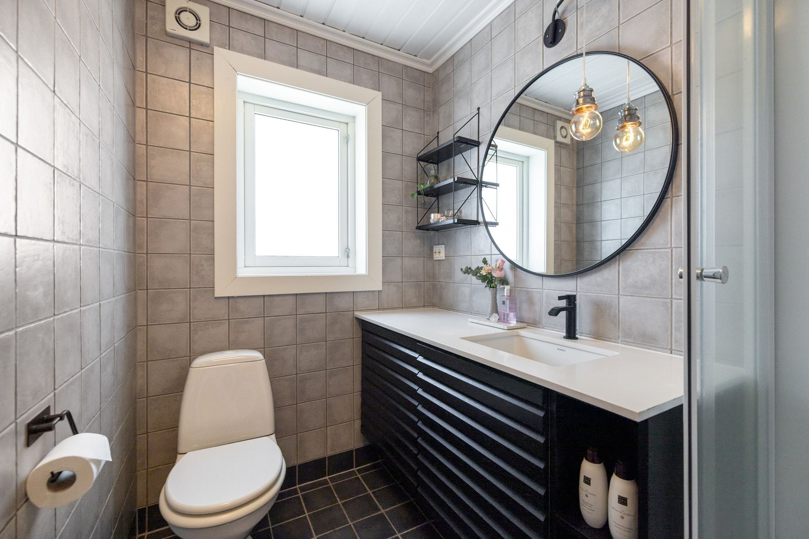 Delikat bad med HTH innredning. Galleribilde