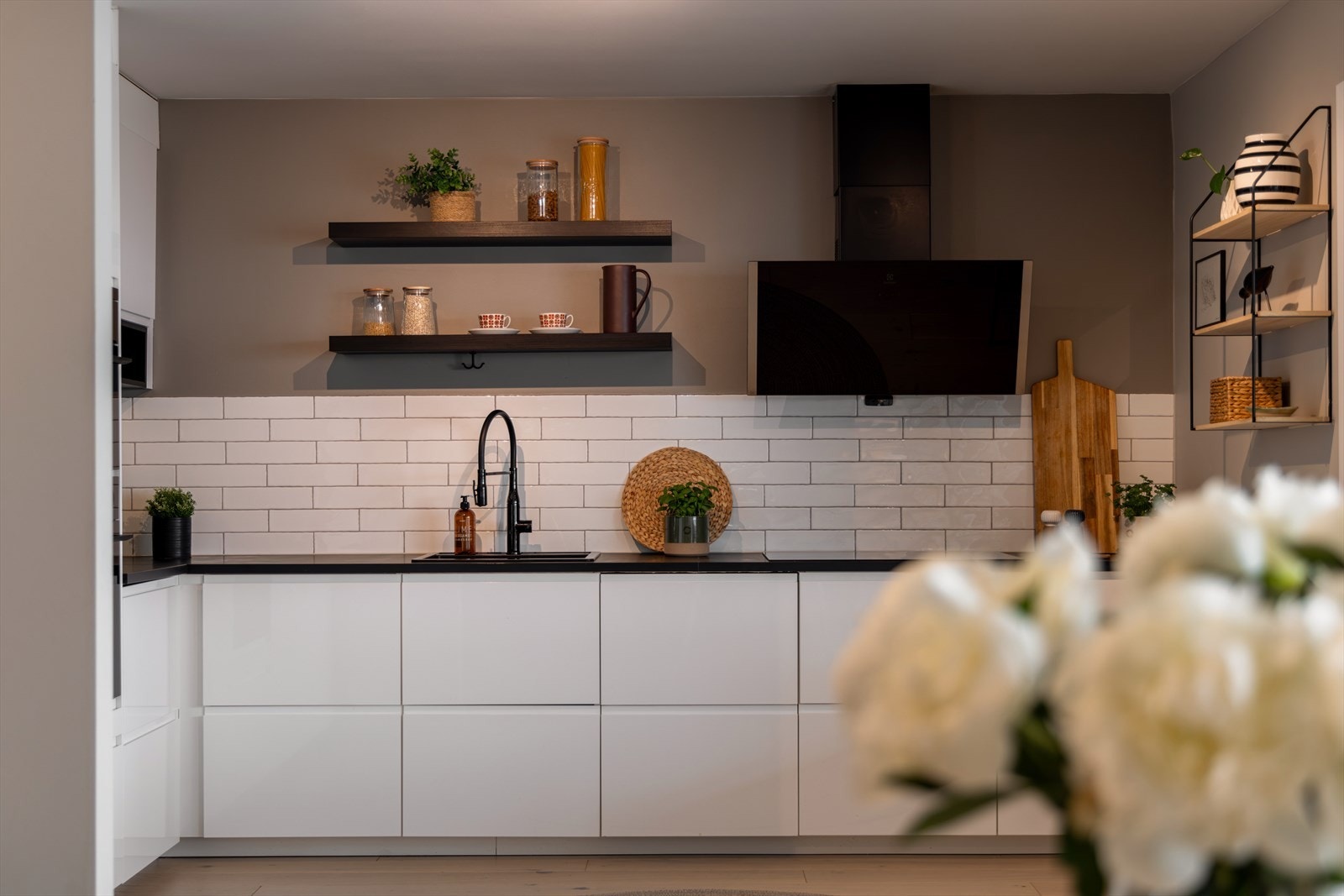 Nytt IKEA- kjøkken fra 2019 m/ integrerte hvitevarer Galleribilde