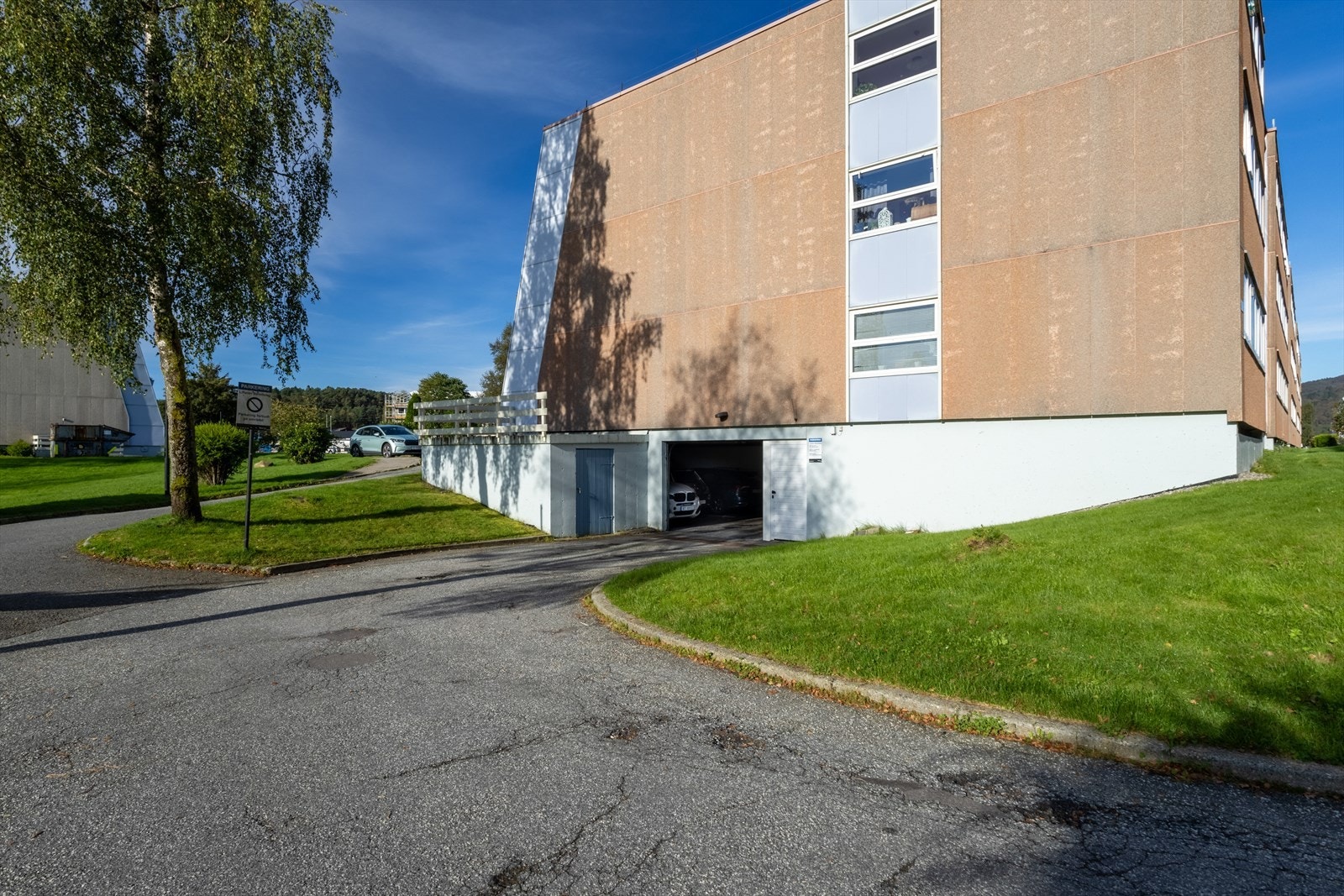 Borettslaget har felles utendørs gjesteparkering Galleribilde