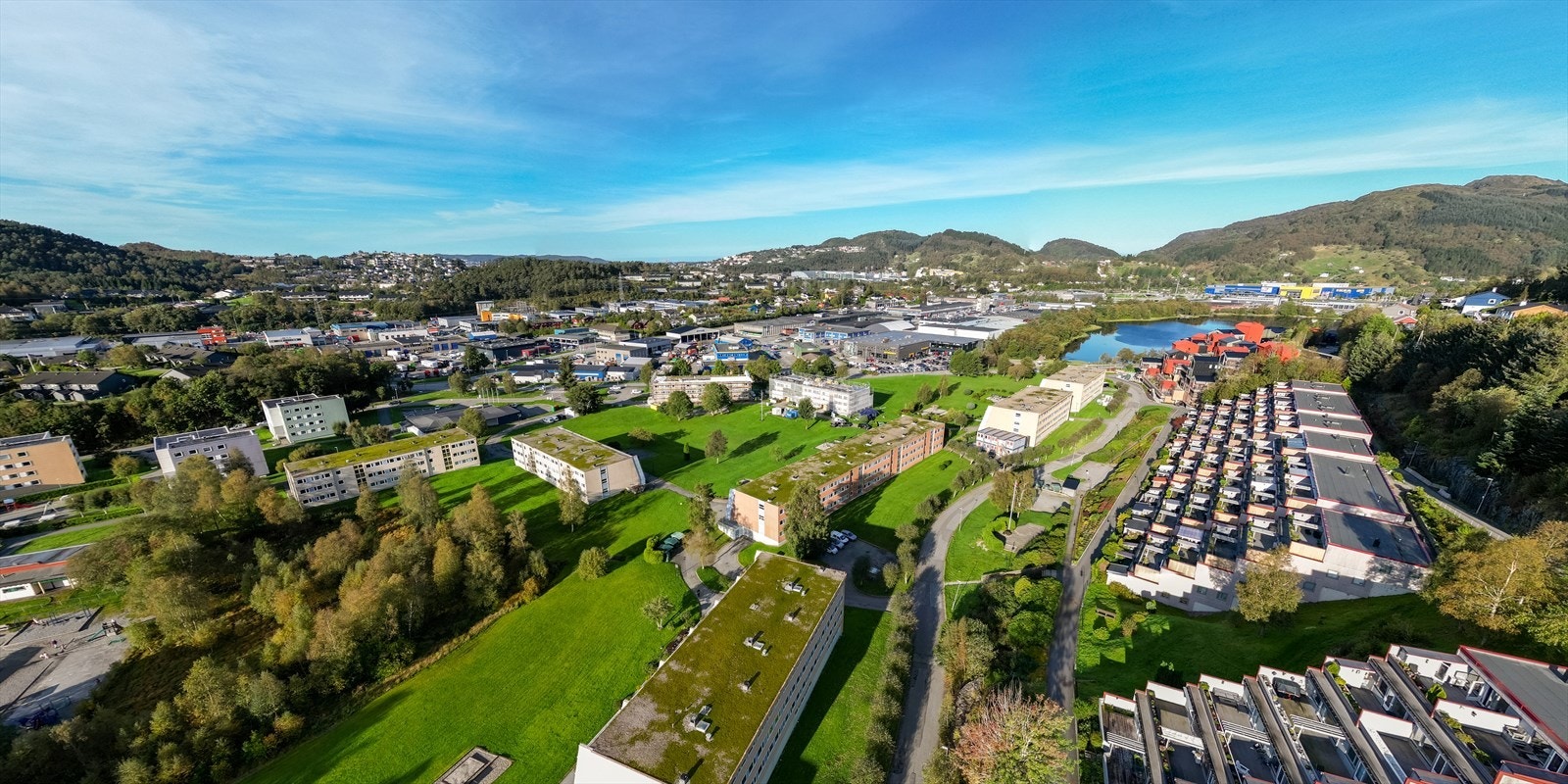 Meget god bussdekning med hyppige avganger, dagligvarebutikker, samt Åsane Storsenter, Horisont, Gullgruven og Ikea kun en kort kjøretur unna Galleribilde