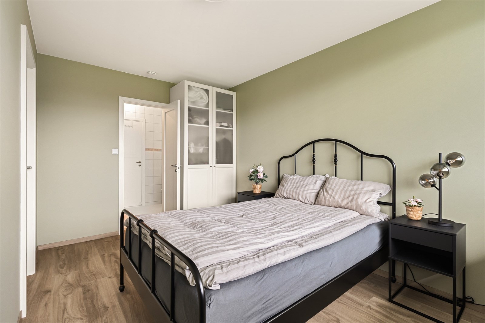 Fra hovedsoverommet er det direkte adkomst til badet Galleribilde