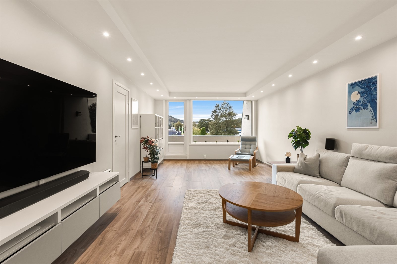 Lys og luftig stue med god plass til sofagruppe og annen ønsket innredning Galleribilde