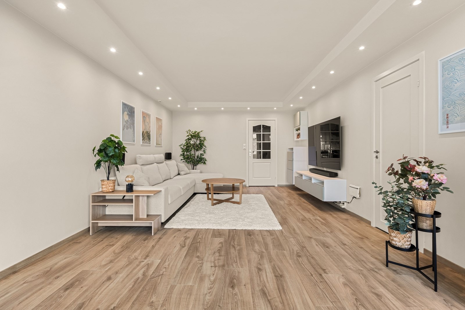 Gjennomgeånde laminat på gulv, malt platekledning/betong på vegger og malt betong i himling Galleribilde