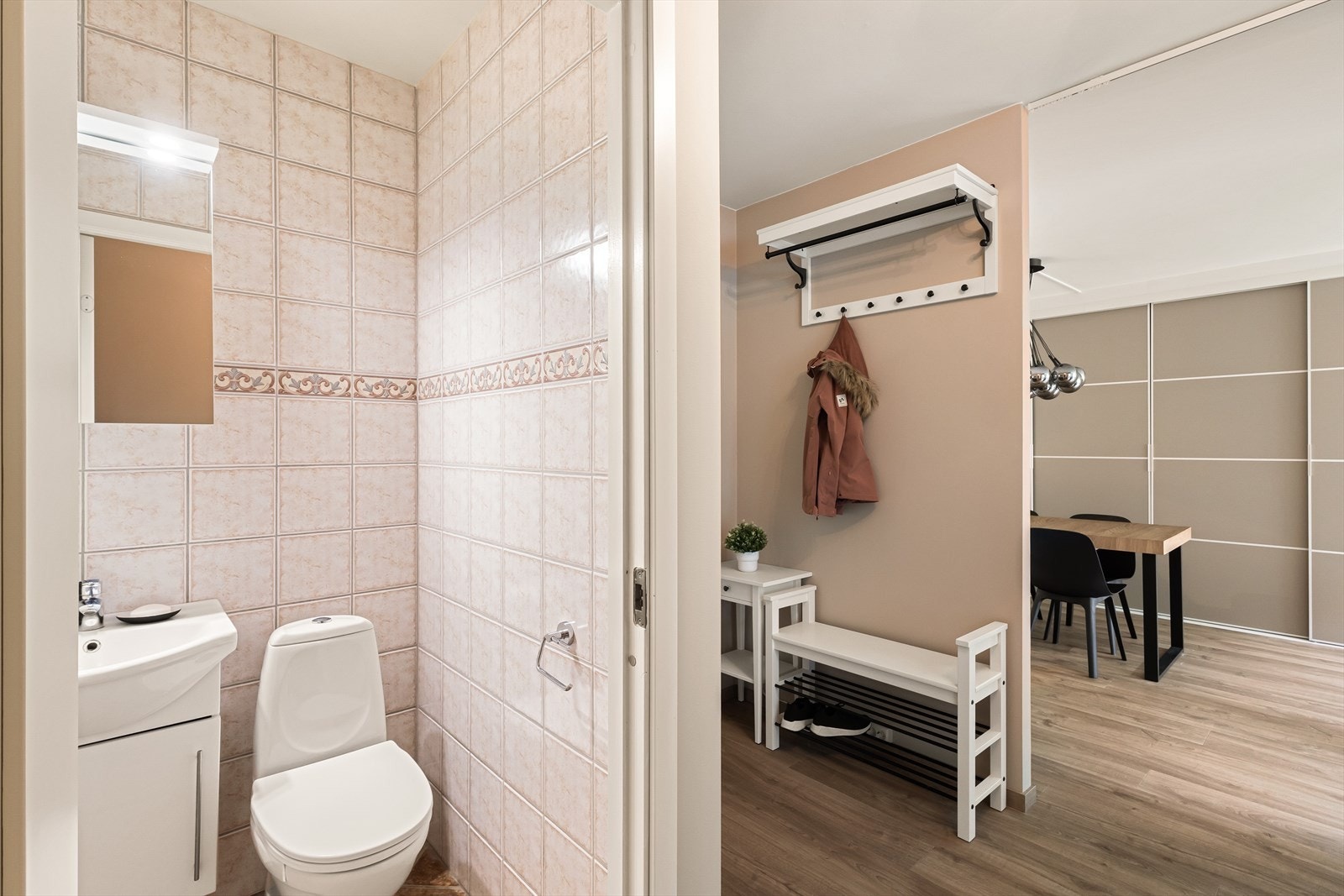 Helfliset toalettrom innredet med servant og wc Galleribilde